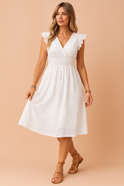 Witte midi-jurk met broderie anglaise patroon, V-hals, ruches bij de schouders en gesmokte tailleband.