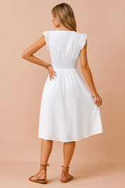 Witte midi-jurk met broderie anglaise patroon, V-hals, ruches bij de schouders en gesmokte tailleband.