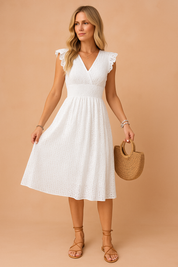 Witte midi-jurk met broderie anglaise patroon, V-hals, ruches bij de schouders en gesmokte tailleband.