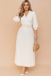 Witte geplooide midi-jurk met V-hals, lange mouwen en riemdetail, geschikt voor formele events of elegante dagelijkse looks.