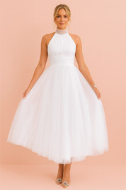 Witte halterjurk met wijde tule rok, chique midi bruidsjurk met hoge halslijn en elegante uitstraling.