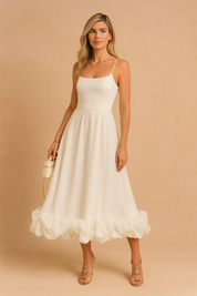 Witte midi-jurk met smalle bandjes, glad lijfje en luchtige ballonzoom in elegante chiffon-look.