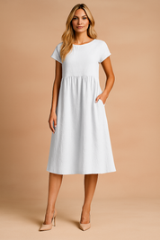 Witte midi zomerjurk met korte mouwen en ronde halslijn, perfect voor casual dagen.
