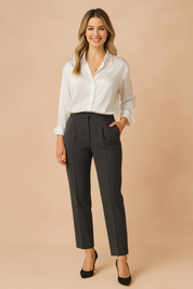 Witte satijnen blouse met lange mouwen en knoopsluiting, netjes ingestopt voor een professionele en verfijnde look.