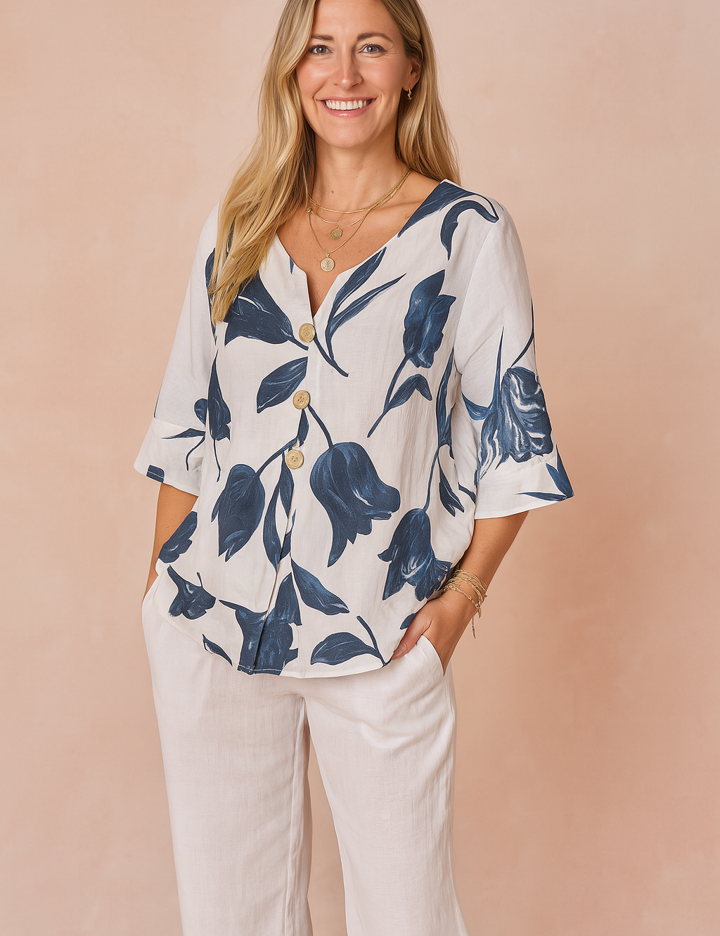 Lichtgewicht blouse met V-hals, wijde mouwen en grote tulpenprint in marineblauw, voorzien van een knoopsluiting aan de voorkant en een linnenachtige structuur.