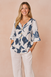 Lichtgewicht blouse met V-hals, wijde mouwen en grote tulpenprint in marineblauw, voorzien van een knoopsluiting aan de voorkant en een linnenachtige structuur.