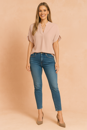  Zachtroze blouse met moderne V-hals en korte mouwen met ronde belijning. De stof is licht en valt soepel voor een vrouwelijke uitstraling.