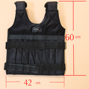Zwart verstelbaar trainingsgewichtsvest van 60 bij 42 cm met stevige schouderbanden en klittenbandsluiting.