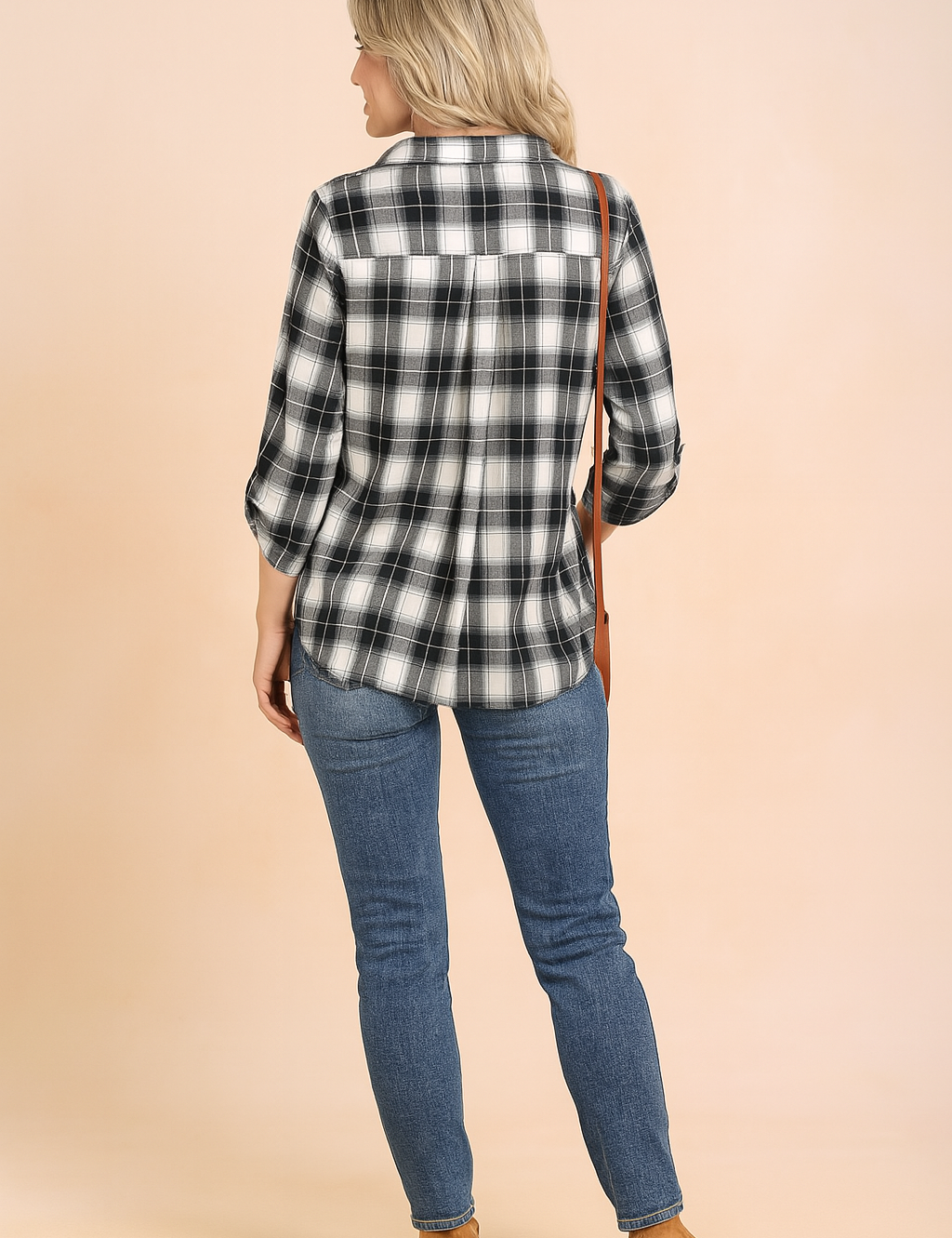 Zwart-wit geruite blouse met een losse pasvorm, V-halslijn en oprolbare lange mouwen – ideaal voor een casual dagelijkse look.