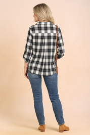 Zwart-wit geruite blouse met een losse pasvorm, V-halslijn en oprolbare lange mouwen – ideaal voor een casual dagelijkse look.