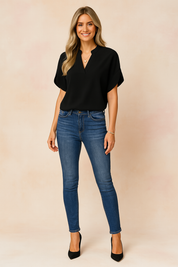 Effen zwarte blouse met V-hals en korte aangeknipte mouwen, vervaardigd uit een soepele, lichtvallende stof. Perfect voor een nette of casual look.