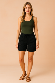 Veelzijdige zwarte cargoshorts met trekkoord in de taille, zijflapzakken en omgeslagen zoom—ideaal voor casual uitstapjes en dagelijks comfort.