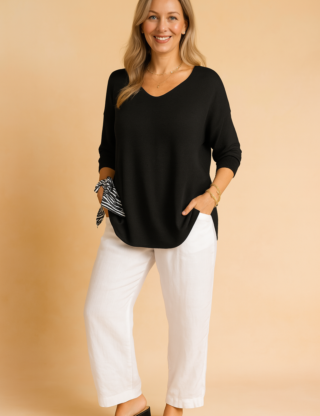 4-mouwen. Afgewerkt met geribde zoom en manchetten voor een elegante, moderne look.