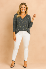 Chique V-hals trui in diepzwart met glinsterend lurexgaren over het hele oppervlak. Fijn gebreide afwerking met licht getailleerde pasvorm voor een elegante feestoutfit.