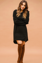 Zwarte fleece hoodie-jurk met lange mouwen, buidelzak en ronde zoom, ideaal voor casual en comfortabele winterlooks.