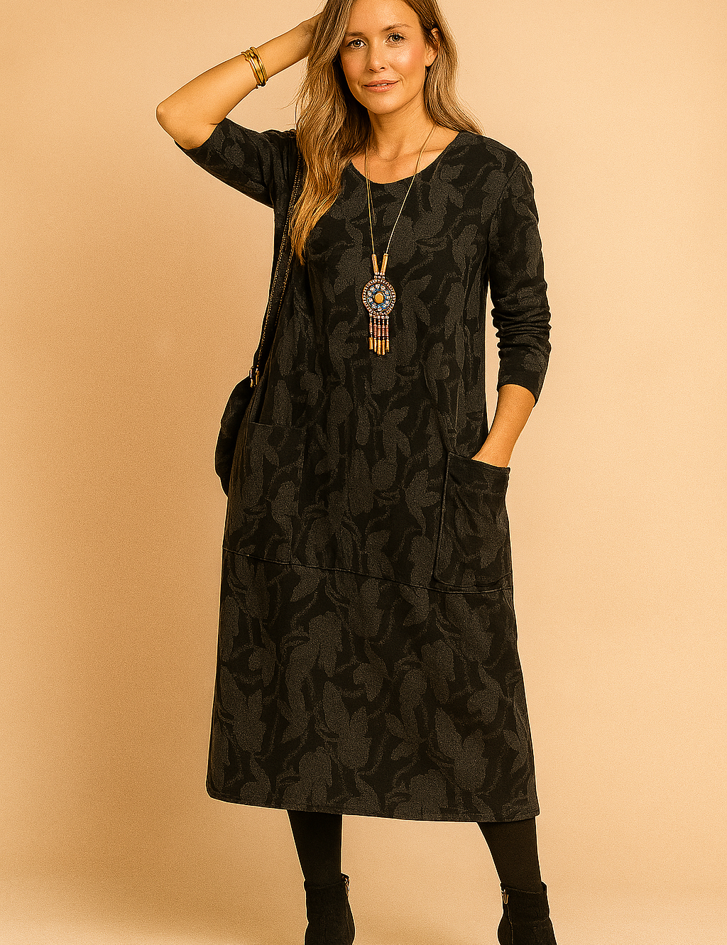 Zwarte casual midi jurk met ton-sur-ton jacquardprint, ronde hals en zakken