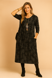 Zwarte casual midi jurk met ton-sur-ton jacquardprint, ronde hals en zakken