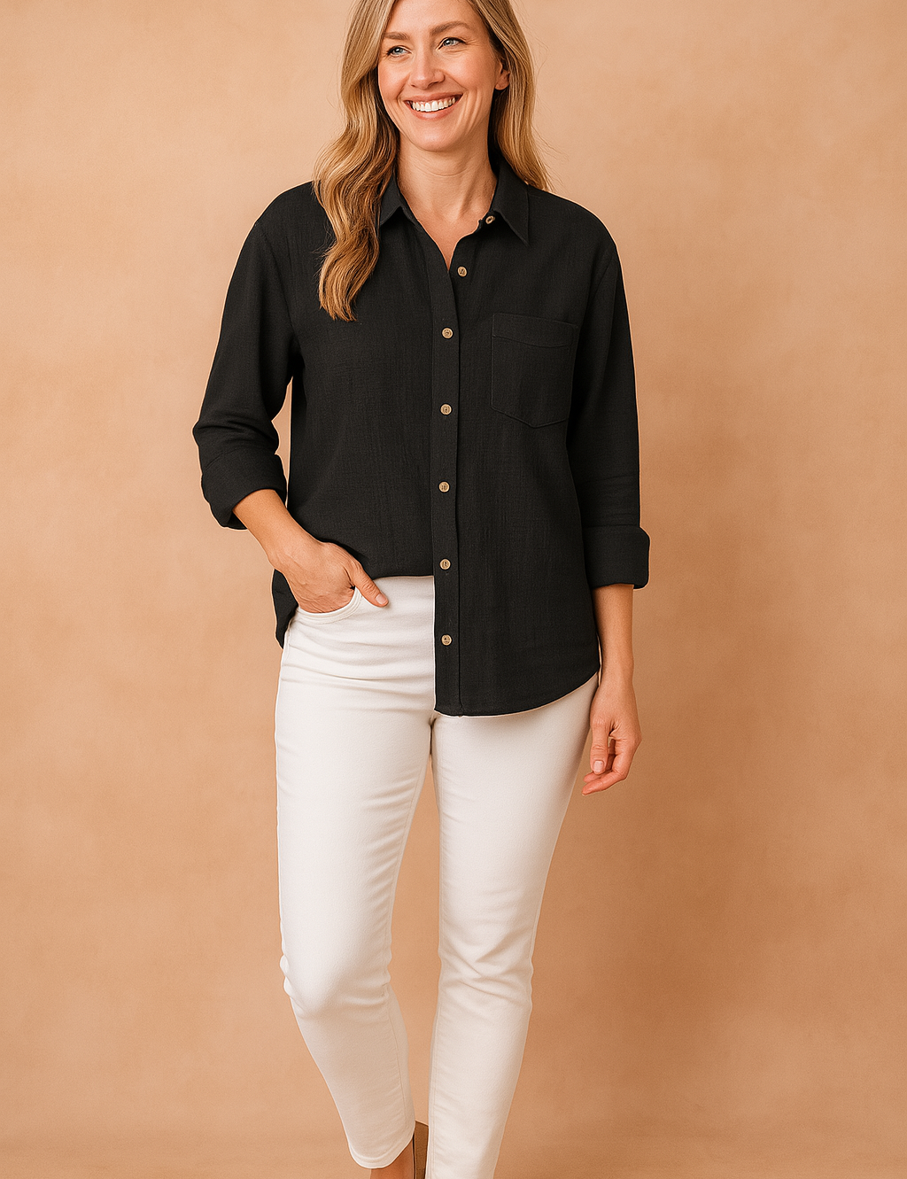 Zwarte overhemdblouse met knopen, kraag en borstzakje – tijdloos en veelzijdig.