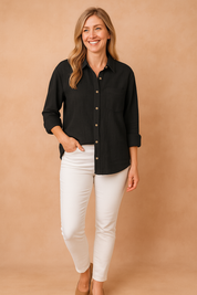 Zwarte overhemdblouse met knopen, kraag en borstzakje – tijdloos en veelzijdig.
