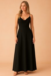 Zwarte maxi-jurk met elegante watervalhals, aansluitende taille en verstelbare spaghettibandjes voor een avondlook.