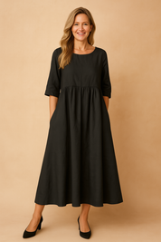 Zwarte midi-jurk in effen linnenlook met halflange mouwen en elegante A-lijn snit.