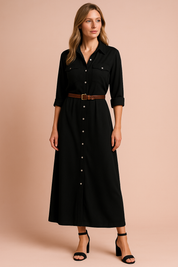 Zwarte overhemdjurk met opgerolde mouwen en een bruine riem voor een elegante en tijdloze look.