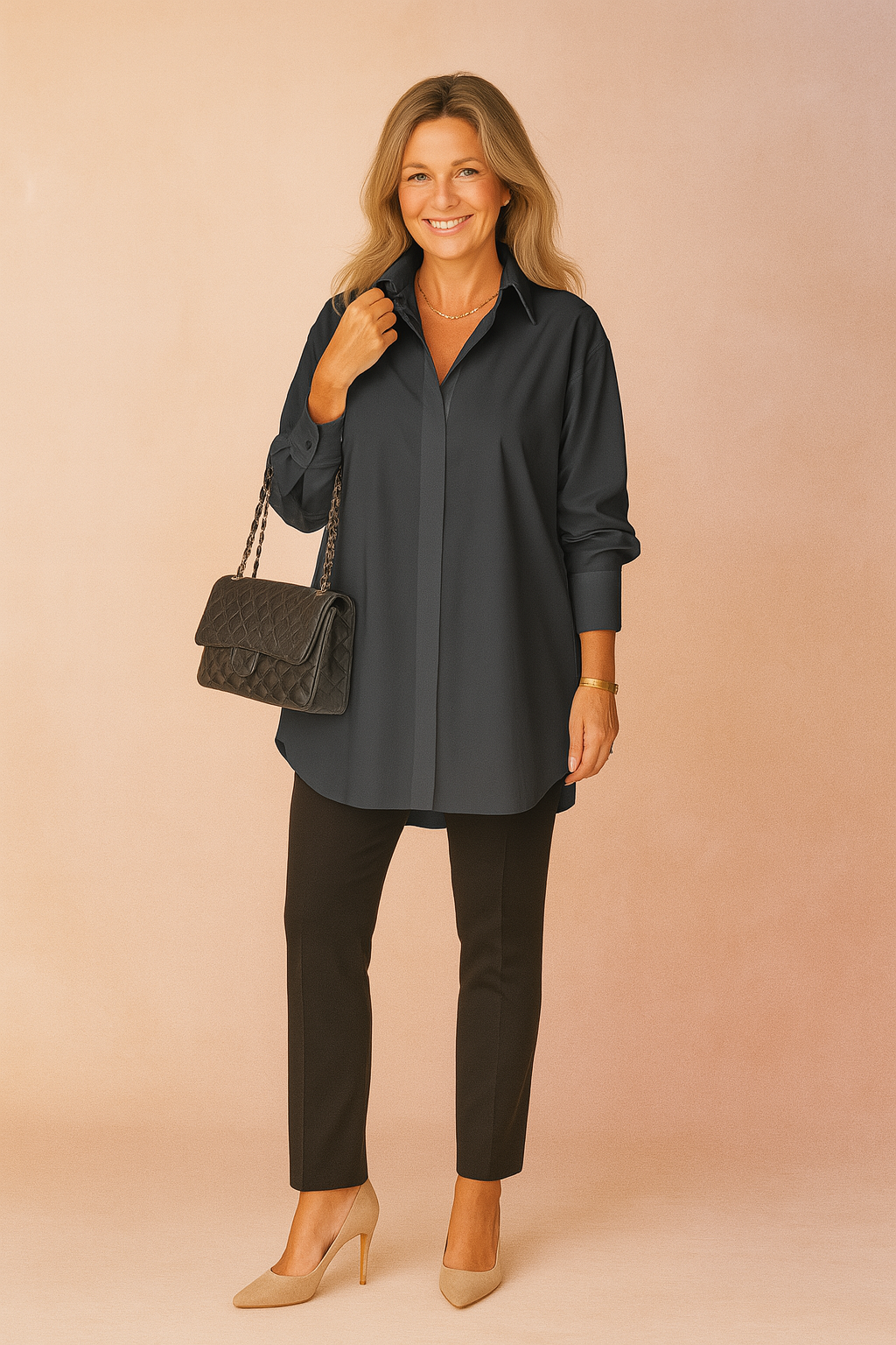 Chic zwarte blouse in oversized stijl met een rechte zoom, verborgen knopen en lange mouwen. Stijlvol en tijdloos ontwerp geschikt voor zowel kantoor als casual.