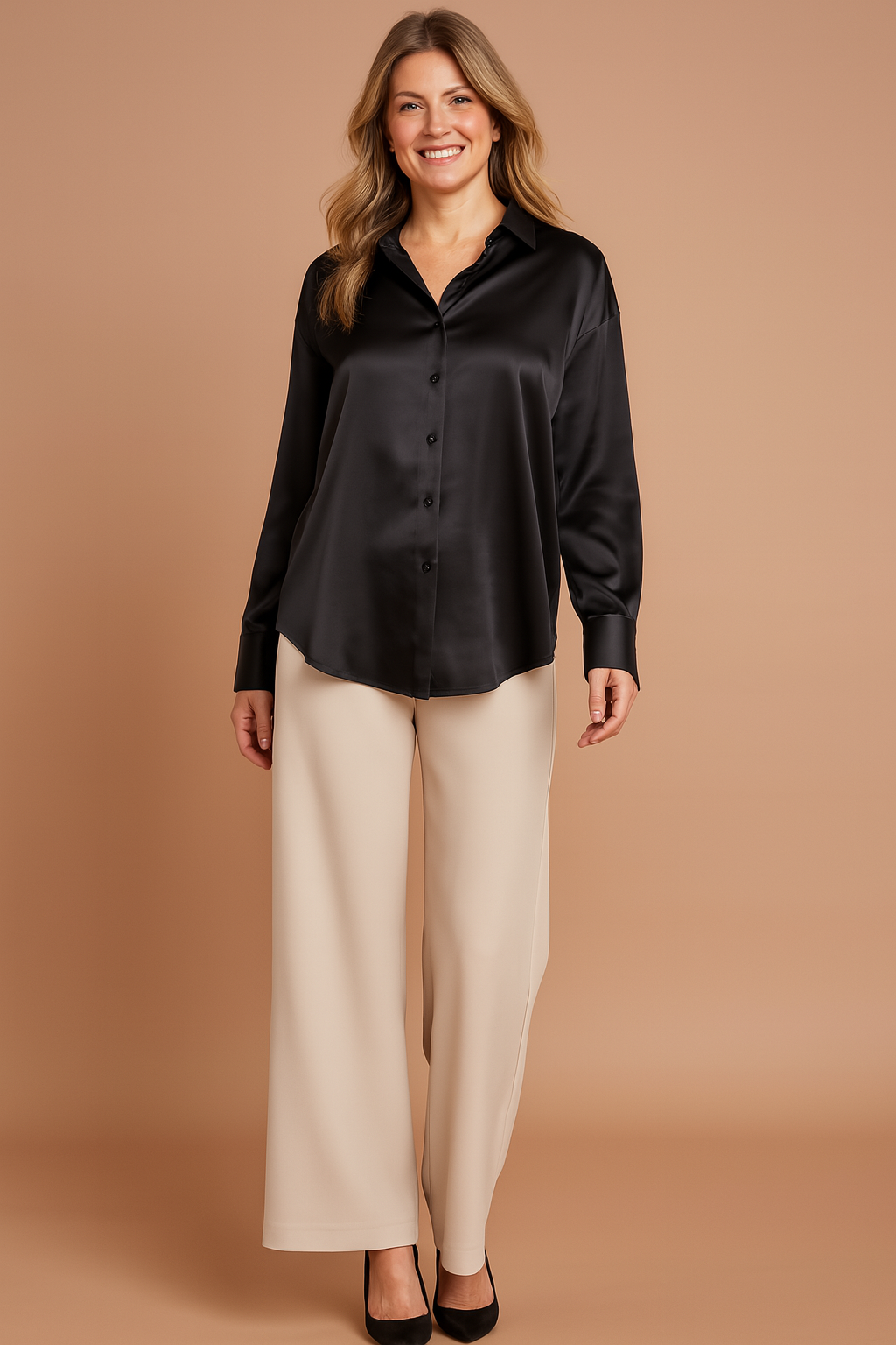 Zwarte satijnen blouse met lange mouwen, doorknoopsluiting en klassieke kraag, ontworpen voor een tijdloze en stijlvolle uitstraling.