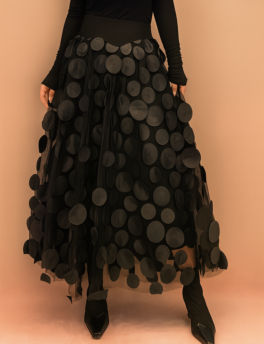 Zwarte tule midirok met grote 3D stippen en hoge tailleband, perfect voor feestelijke gelegenheden.