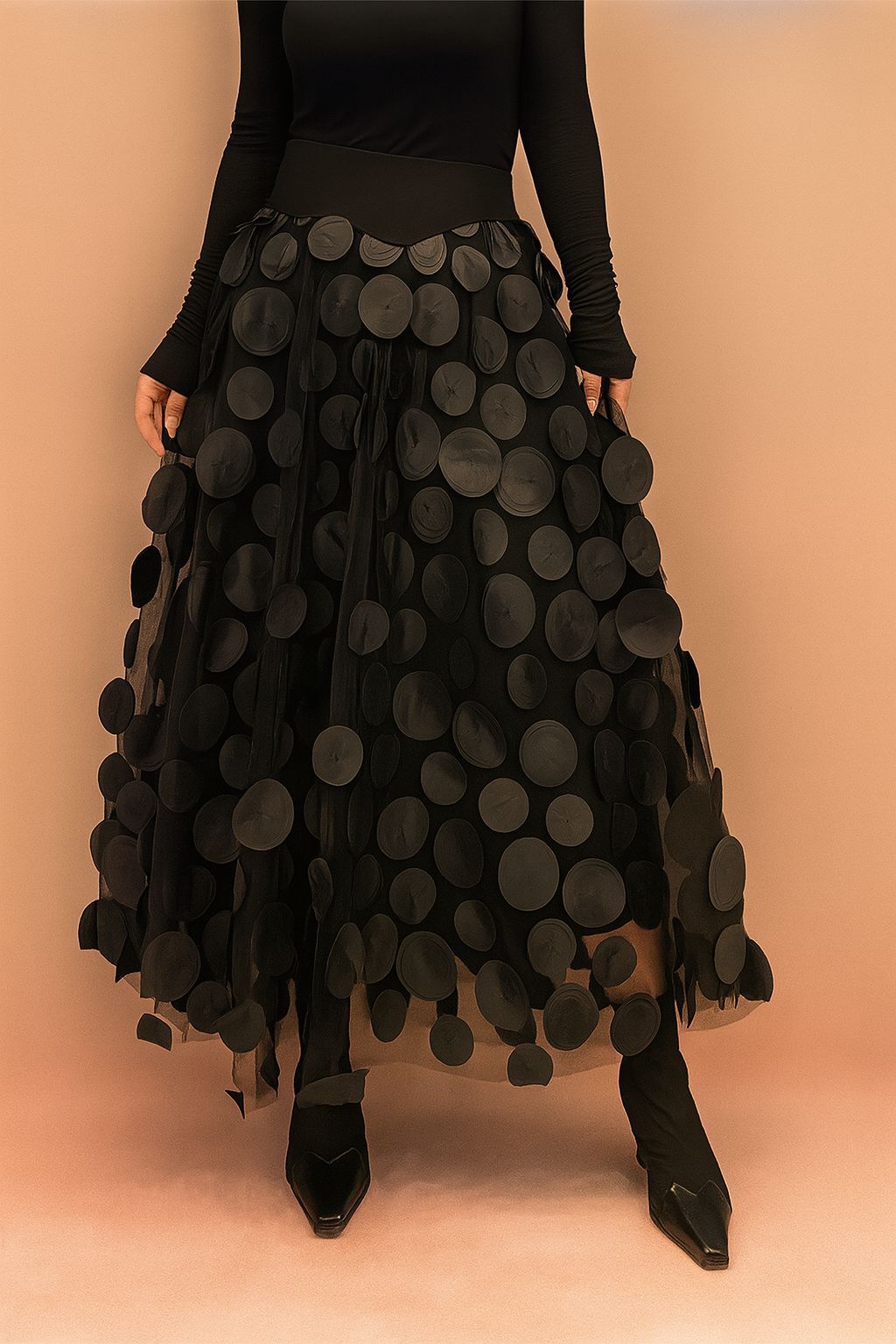 Zwarte tule midirok met grote 3D stippen en hoge tailleband, perfect voor feestelijke gelegenheden.