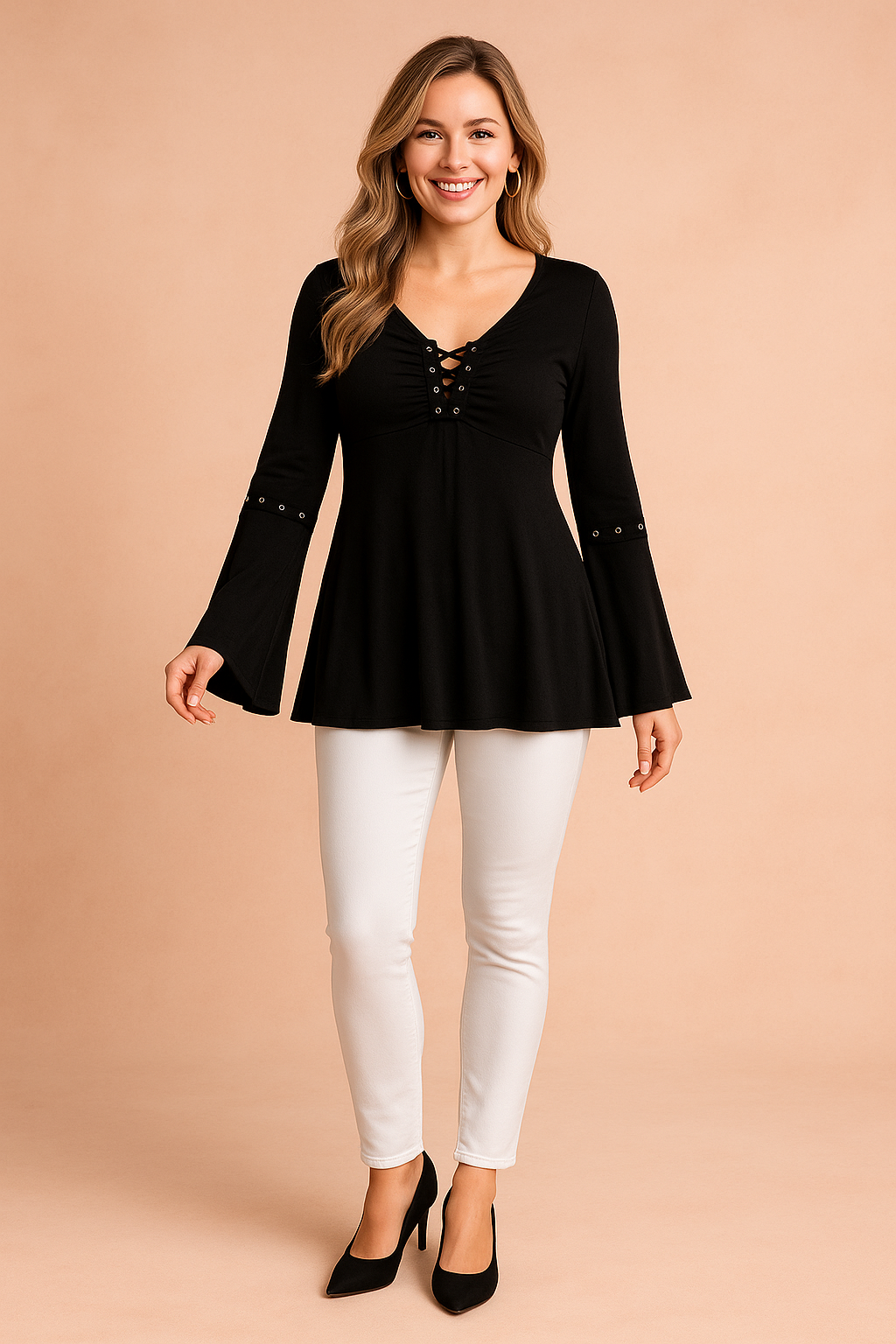Zwarte tuniekblouse met vetersluiting en uitlopende mouwen. Deze effen zwarte top is gemaakt van een zachte stretchstof, voorzien van een diepe V-hals met gekruiste veterdetails, sierlijke studs op de mouwen en een subtiel A-lijn silhouet.